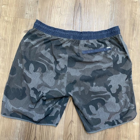 Vuori Banks Shorts Mens Unlined Gray Camo V Cycled 4 Way Stretch Gym Workout - Picture 2 of 6
